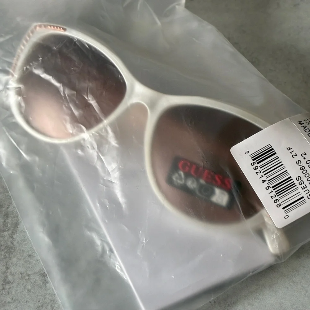 GUESS Pearl White Cat Eye Sunglasses Rose Gold Stud Detail NEW